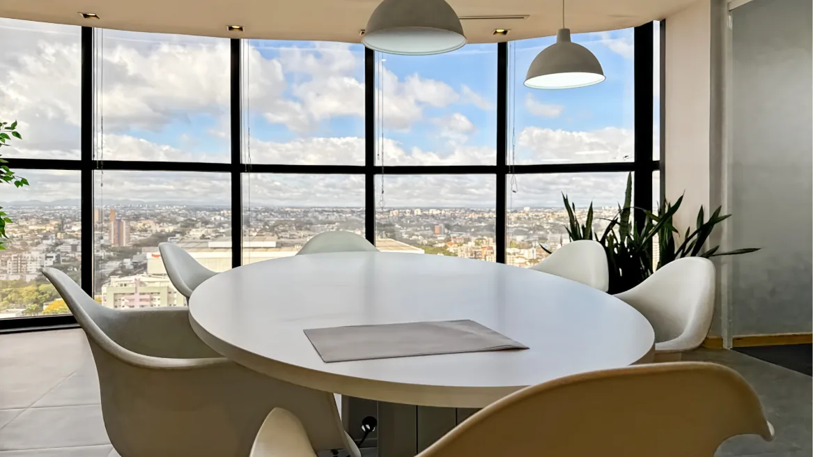 Escritório de Curitiba — sala de reunião com vista da cidade